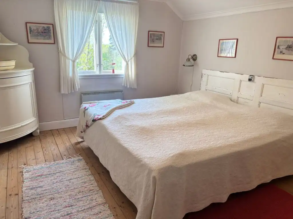 Helles Schlafzimmer mit Doppelbett im Schwedenhaus in Småland