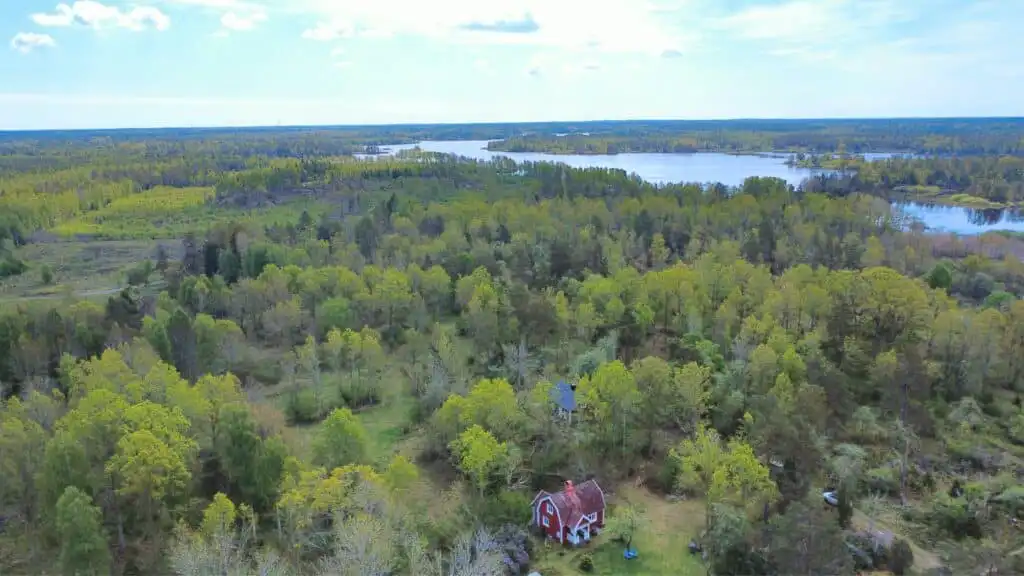 Luftaufnahme der Seenlandschaft rund um Hus Hultsnäs in Schweden