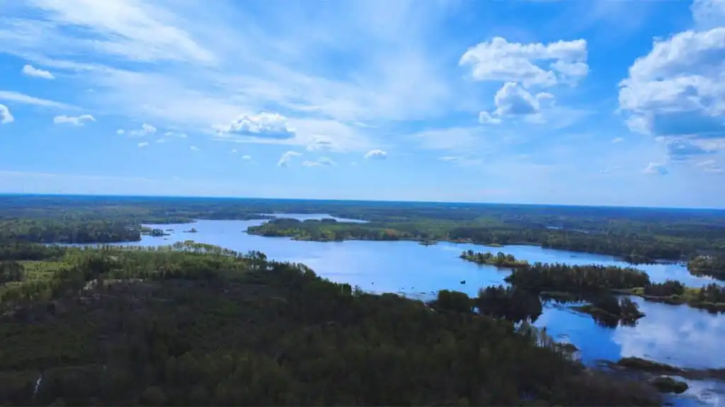 Natur und Seen bei Högsby in Småland aus der Vogelperspektive