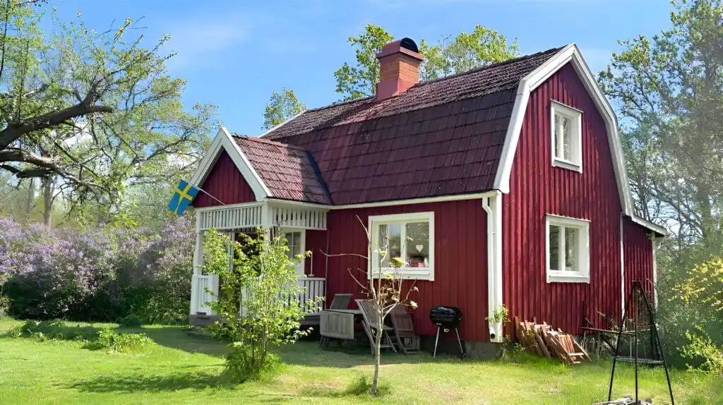Außenansicht vom Ferienhaus Hus Hultsnäs im Wald von Småland