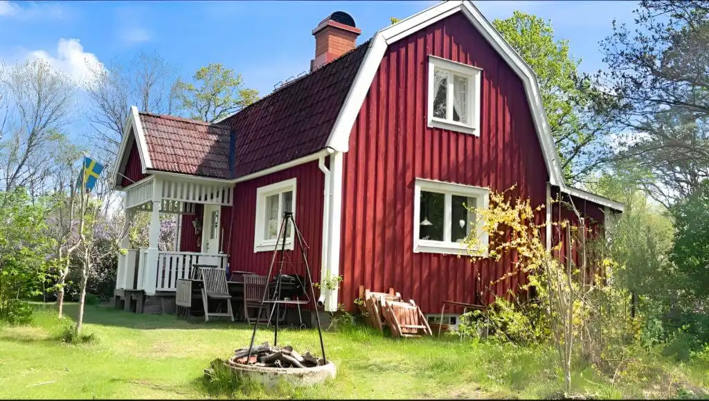 Traditionelles rotes Schwedenhaus Hus Hultsnäs mitten in Smålands Natur