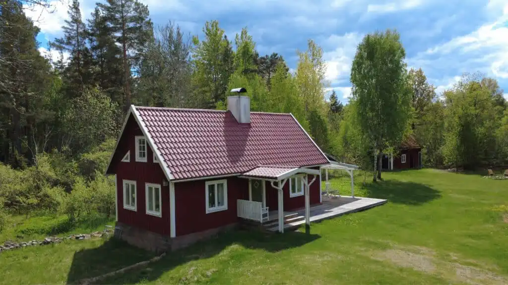 Außenansicht vom Ferienhaus Hus Kråksmåla in Alleinlage am Boasjö