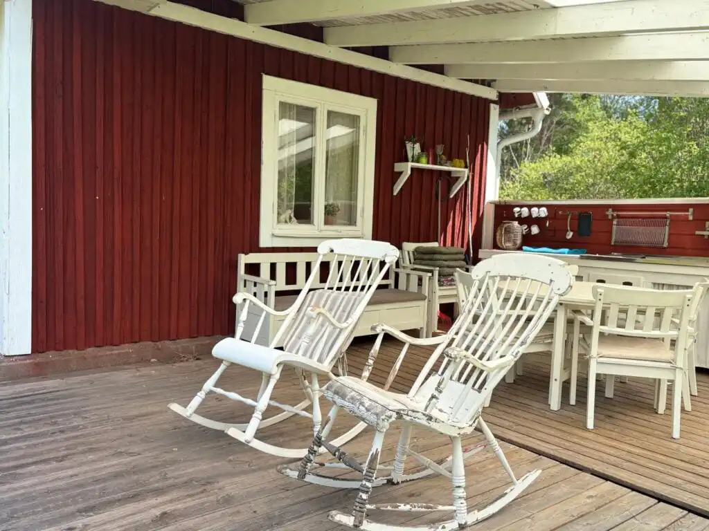 Überdachte Terrasse mit Sitzbereich im Schwedenhaus am Boasjö