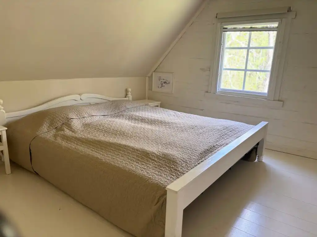 Schlafzimmer mit Doppelbett im Ferienhaus Hus Kråksmåla
