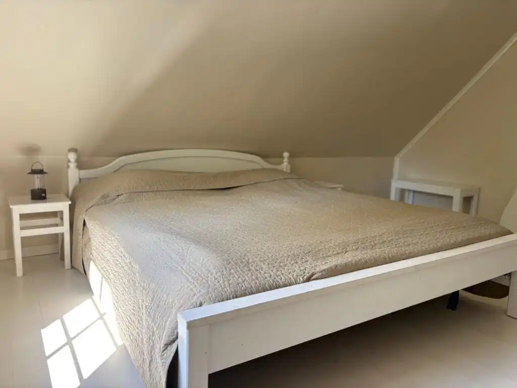 Helles Schlafzimmer im gemütlichen Ferienhaus am Boasjö