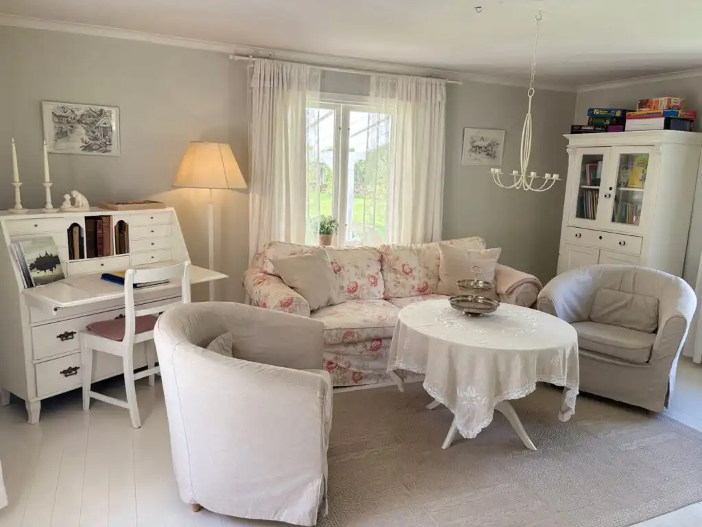 Gemütlicher Wohnbereich im Ferienhaus Hus Kråksmåla in Småland