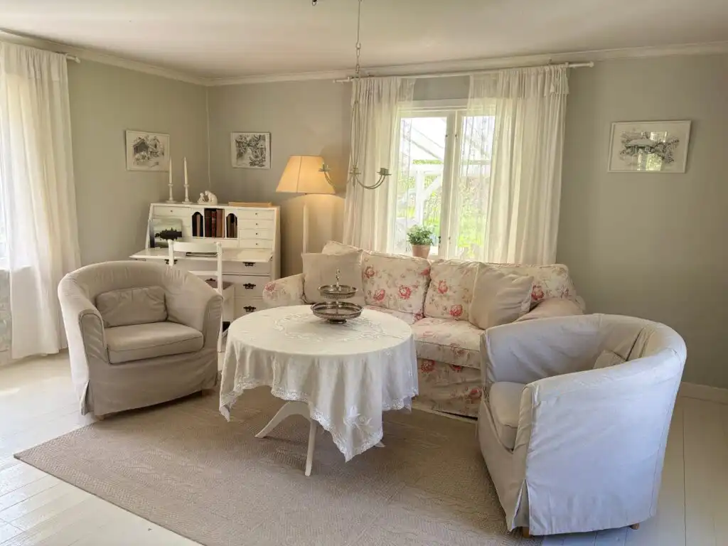 Gemütliches Wohnzimmer im traditionellen Schwedenhaus in Småland