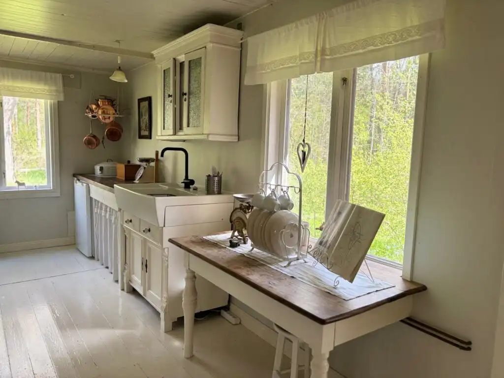 Helle Küche im traditionellen Schwedenhaus am Boasjö
