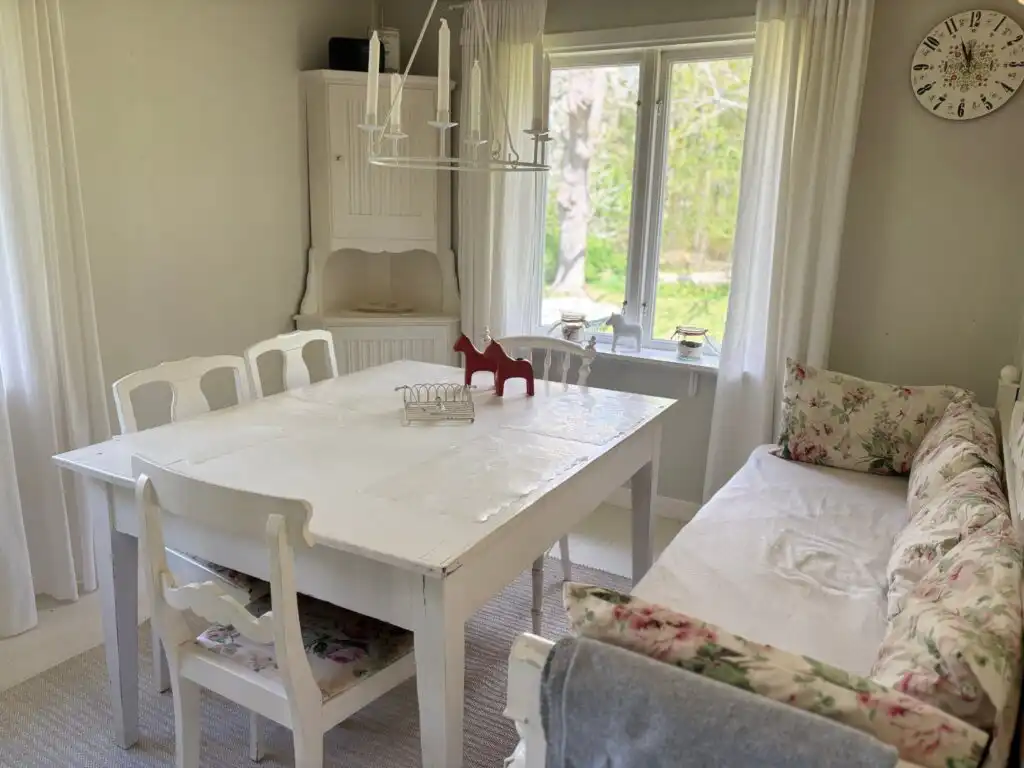 Essbereich mit Blick in die Natur im Ferienhaus am See
