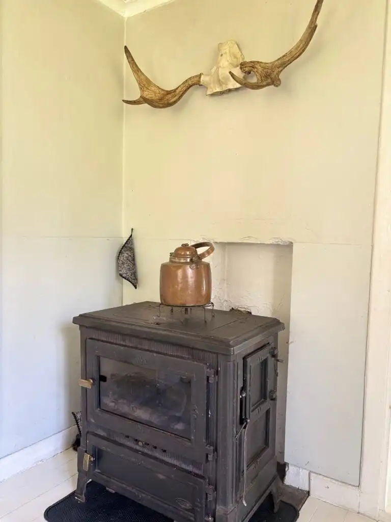 Kaminofen im Wohnzimmer des Hus Kråksmåla