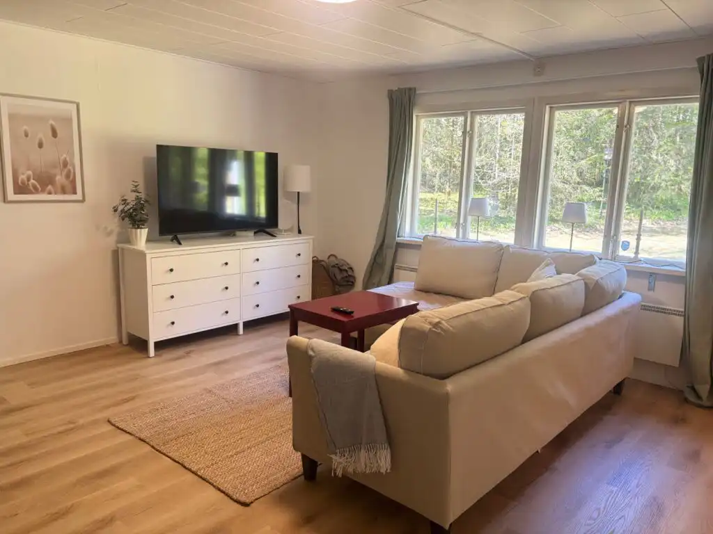 Gemütlicher Wohnbereich mit Sofa im Ferienhaus in Småland