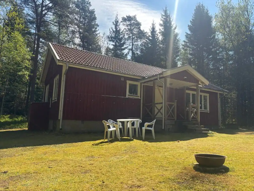 Außenansicht der Stuga Rödhak mitten im Wald von Småland