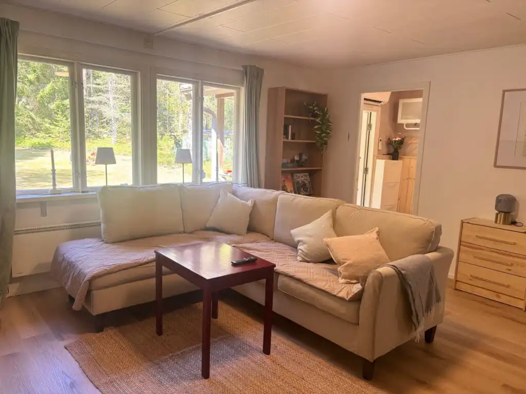 Heller Wohnbereich mit Kamin im Schwedenhaus in Småland