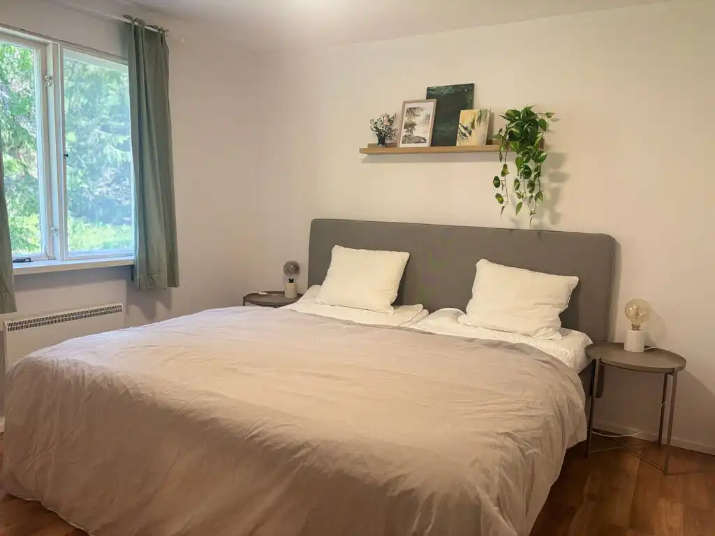 Schlafzimmer mit Doppelbett in der Stuga Rödhak