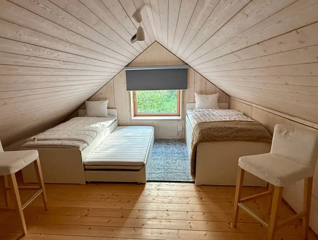Schlafzimmer mit Ausziehbett und Einzelbett