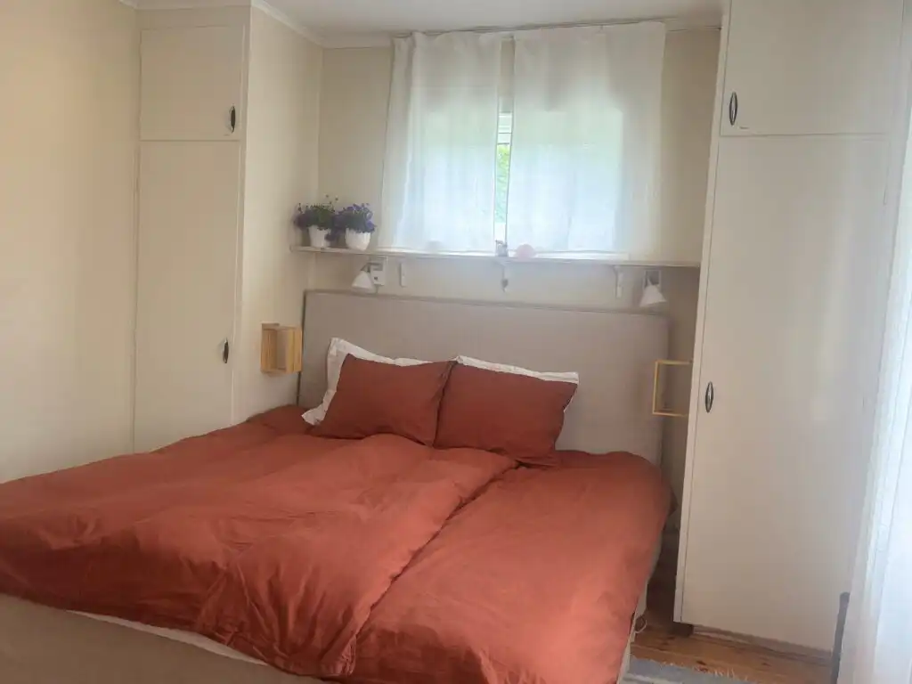 Schlafzimmer mit Doppelbett im Cottage Marieberg in Unnaryd