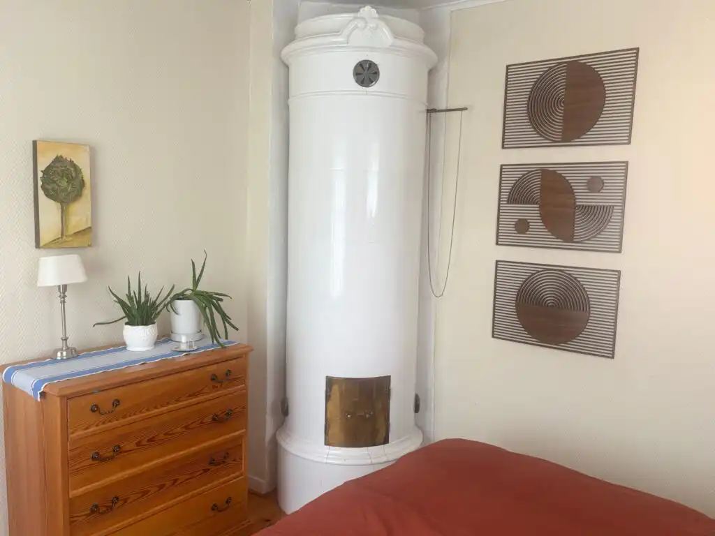Schlafzimmer mit Doppelbett und Kommode im Ferienhaus Marieberg
