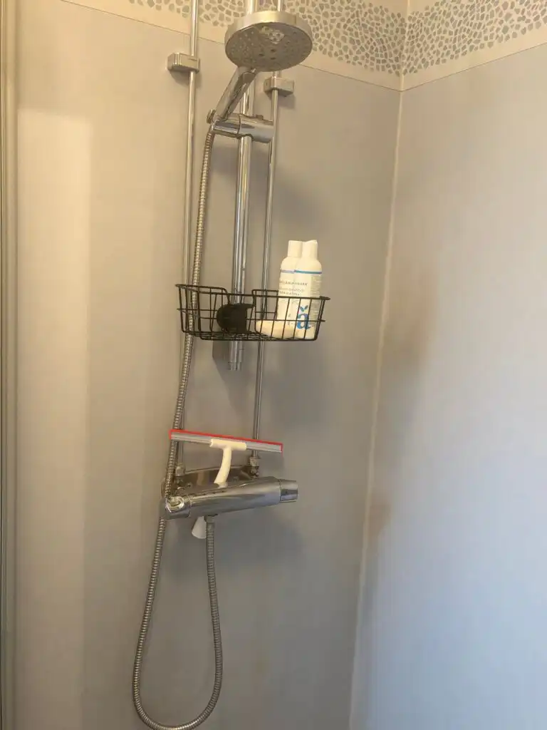 Dusche im Badezimmer des Ferienhauses in Unnaryd