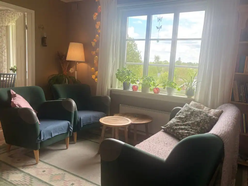 Wohnzimmer mit Blick in den Garten des Ferienhauses