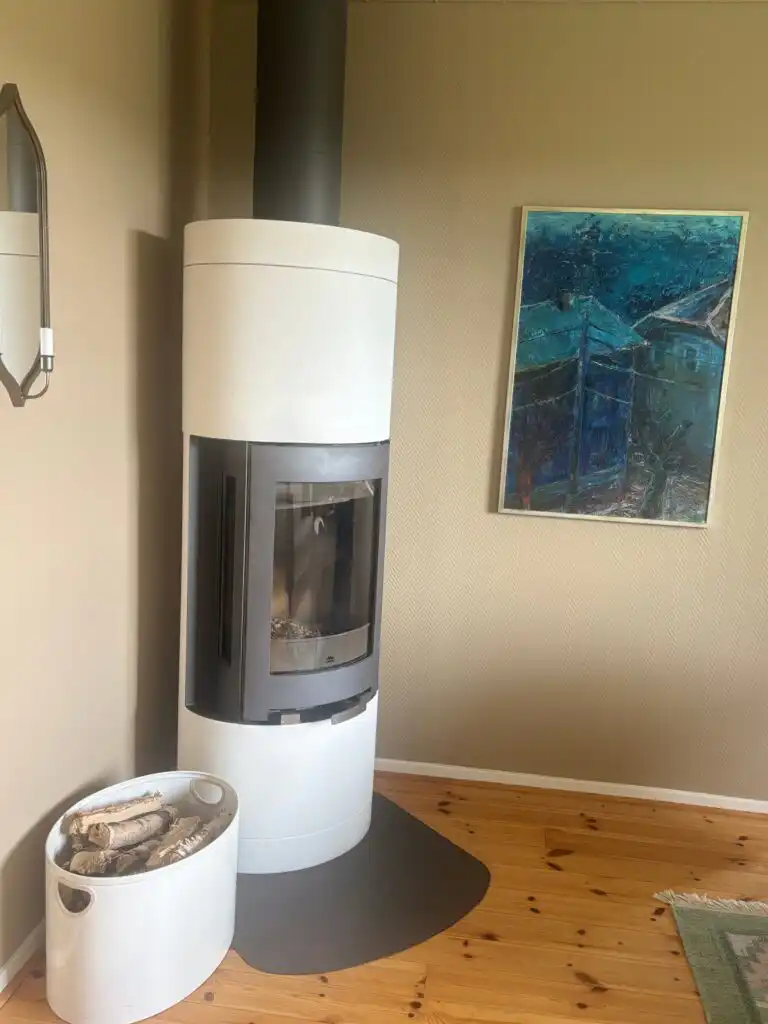 Kamin im Wohnbereich für gemütliche Abende in Småland