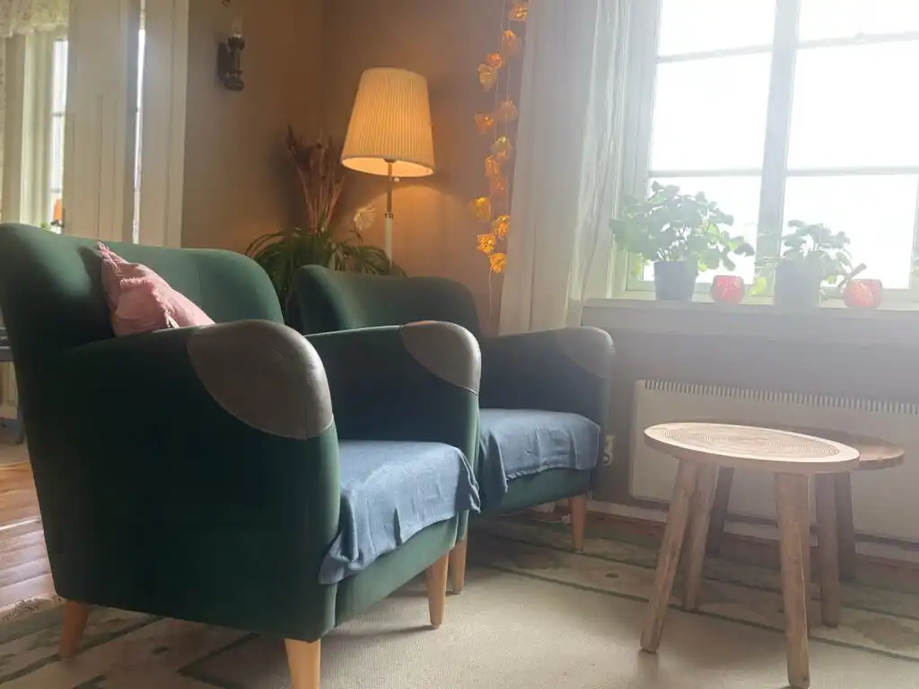 Gemütliche Sitzecke im Wohnzimmer des Cottage Marieberg