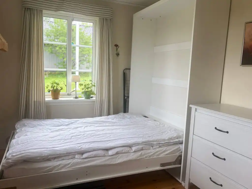 Schlafzimmer mit Doppelbett und skandinavischer Einrichtung