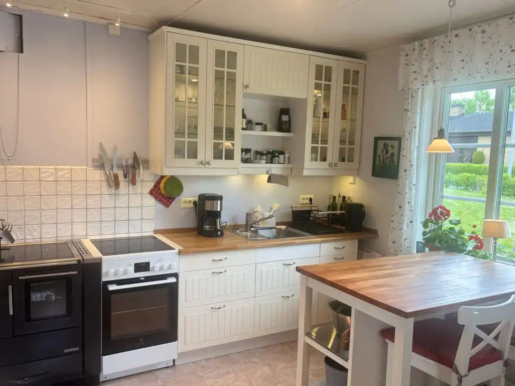 Helle Landhausküche im Cottage Marieberg in Småland
