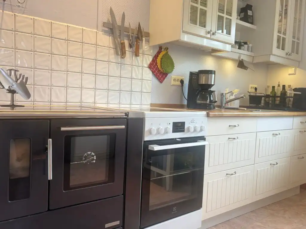 Traditioneller Küchenofen im schwedischen Landhaus