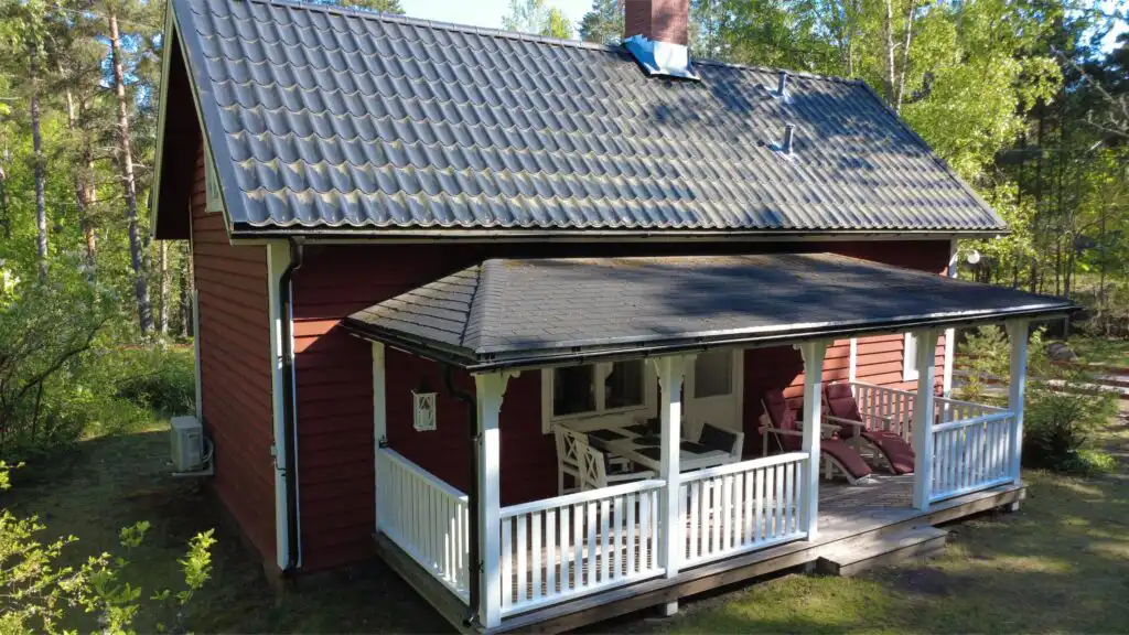 Außenansicht des historischen Bahnwärterhauses am Emån
