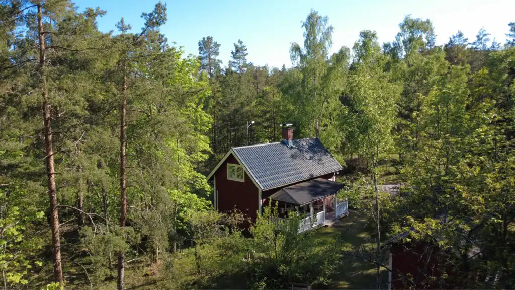 Luftaufnahme der Banvaktstuga anno 1905 mitten im Wald von Småland