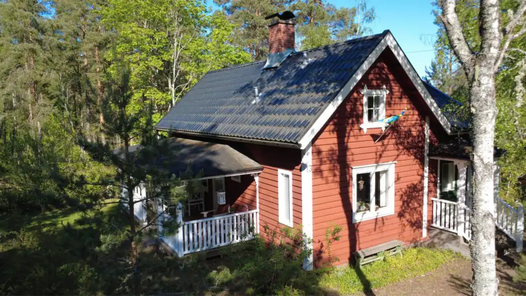 Rotes Schwedenhaus mit Veranda in ruhiger Alleinlage