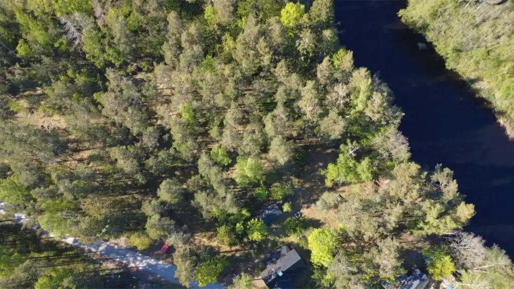 Luftaufnahme des Flussverlaufs am Ferienhaus in Småland