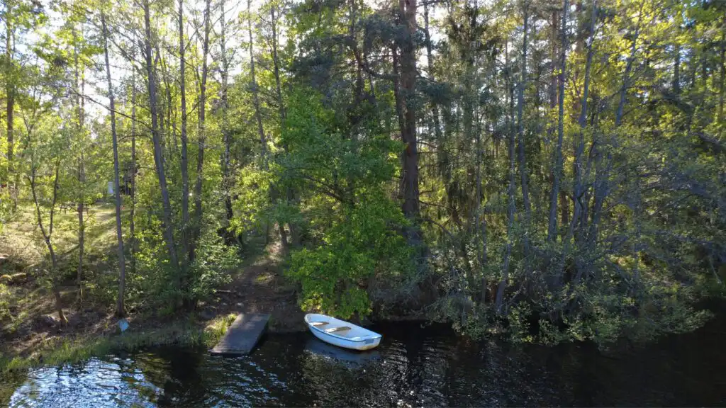 Ruhiger Bootsanleger am Flussufer des Ferienhauses