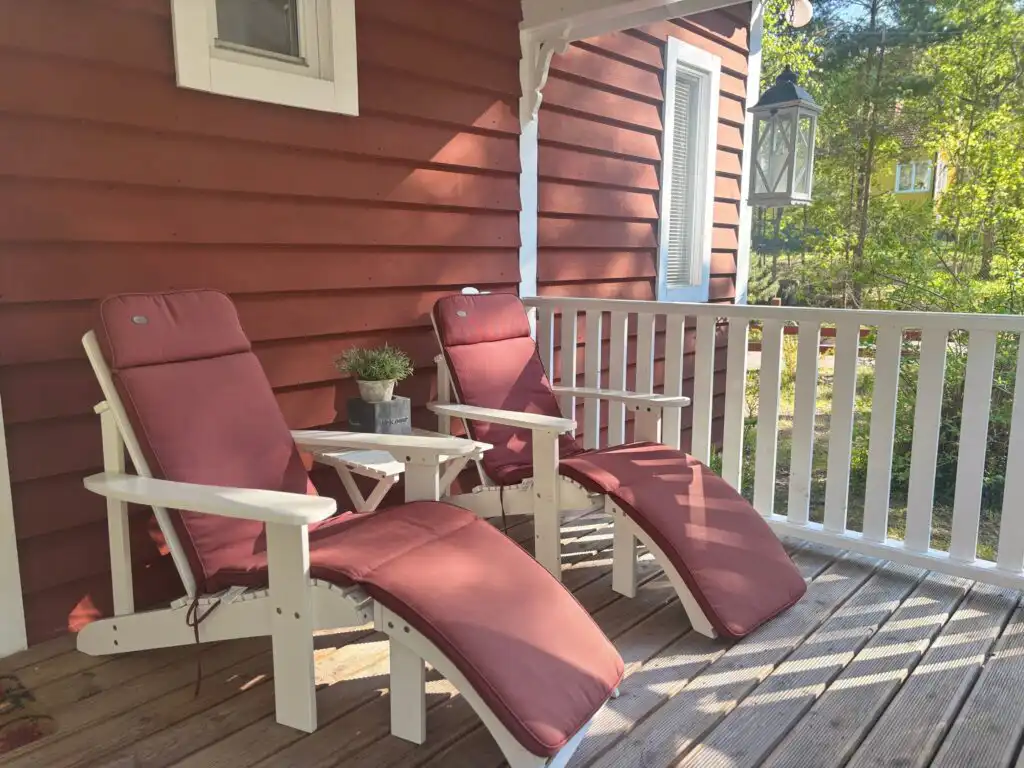 Veranda mit Liegestühlen zum Entspannen in der Natur Smålands