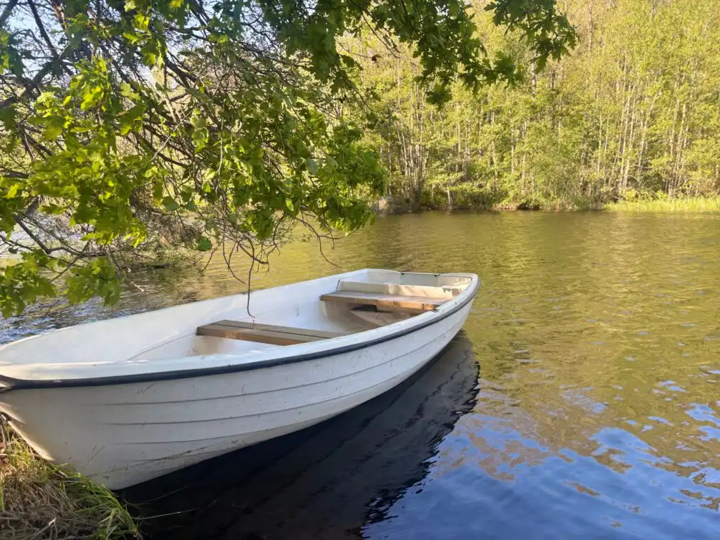 Eigenes Ruderboot am Ufer des Flusses Emån