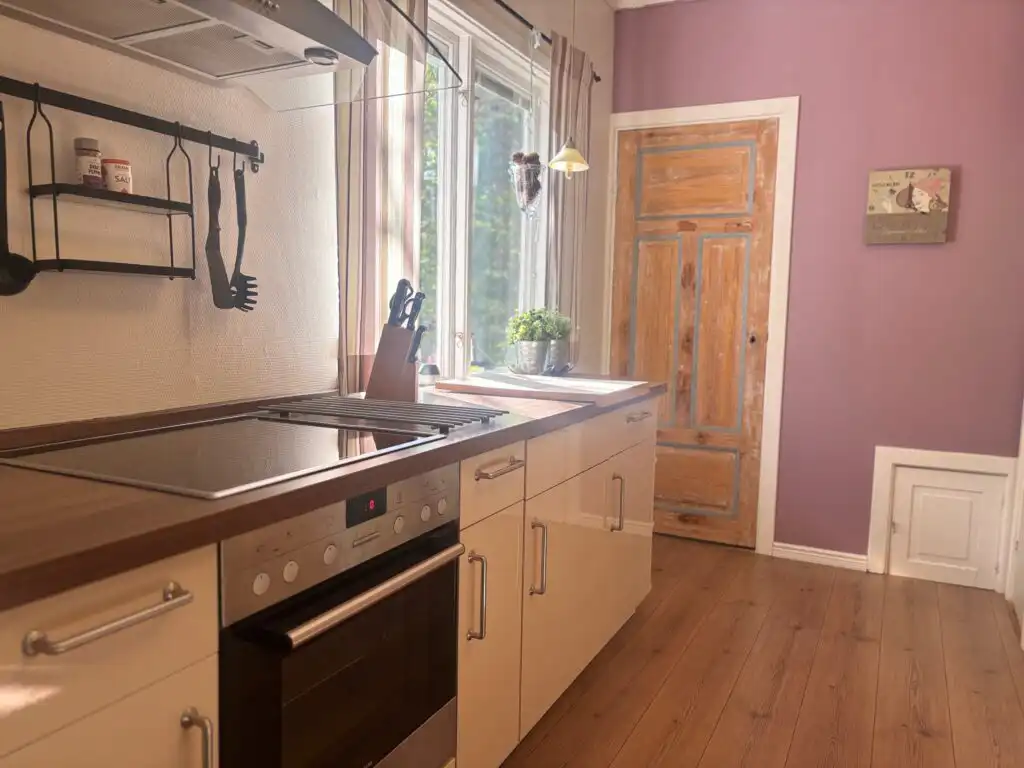 Helle Küche im liebevoll renovierten Bahnwärterhaus
