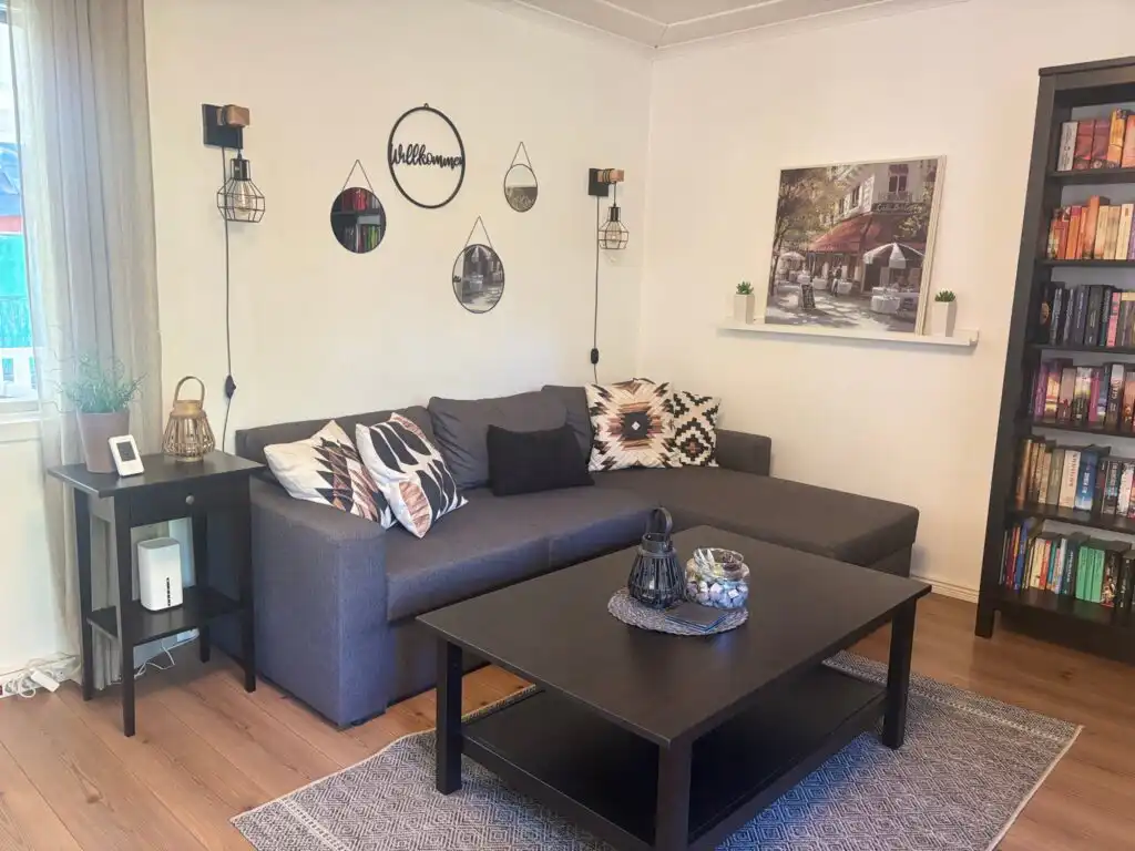 Gemütlicher Wohnbereich mit Sofa im historischen Schwedenhaus