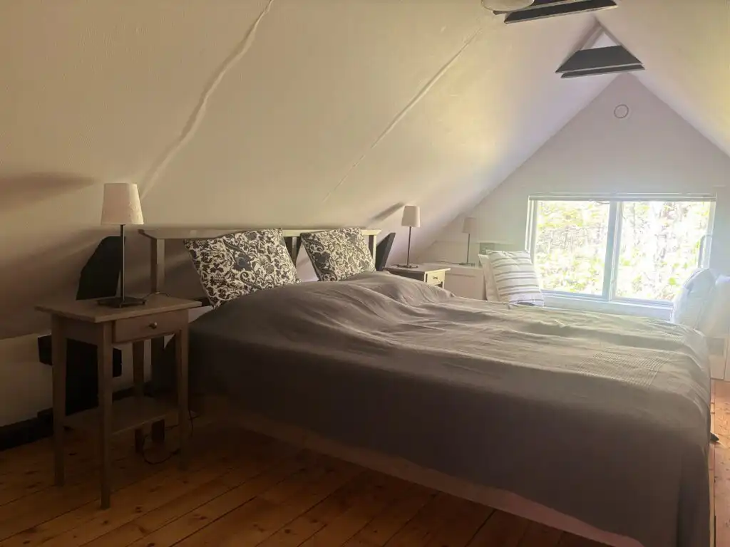 Schlafbereich mit Doppelbett unter dem Dach des Schwedenhauses