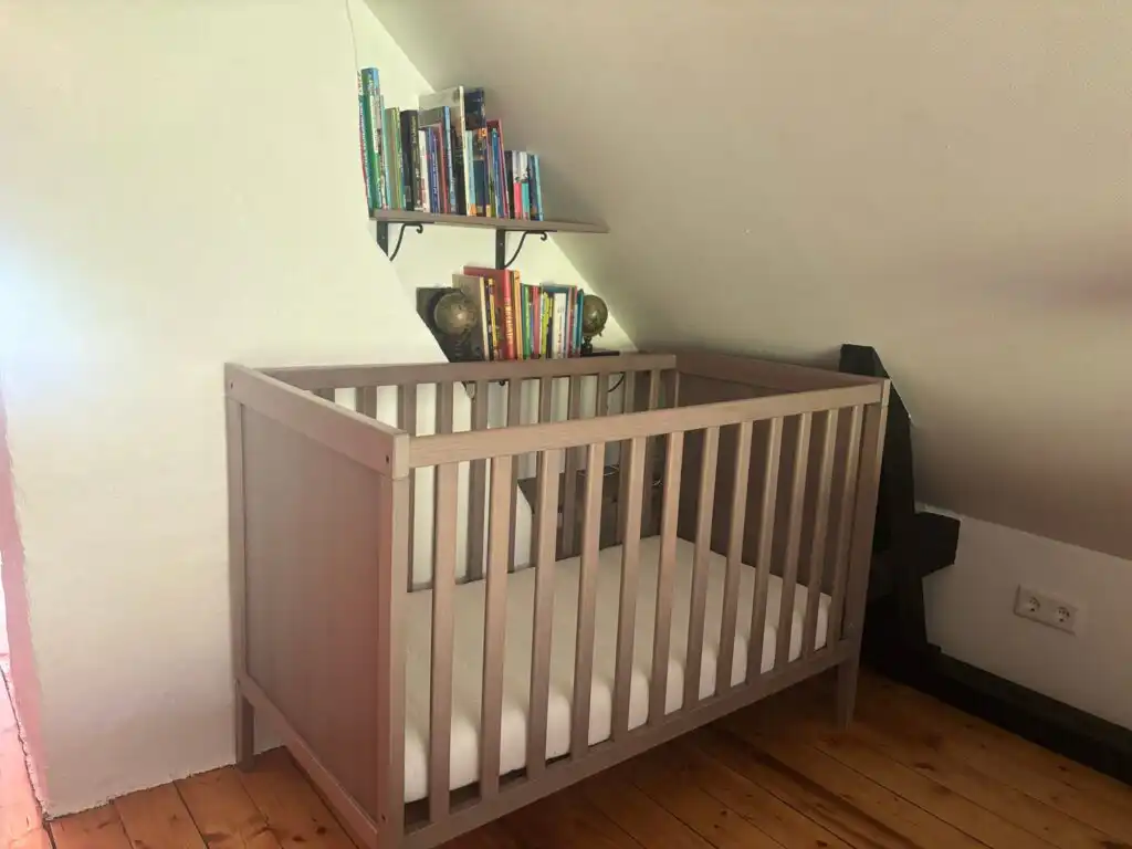 Schlafbereich mit Einzelbett im ausgebauten Dachgeschoss