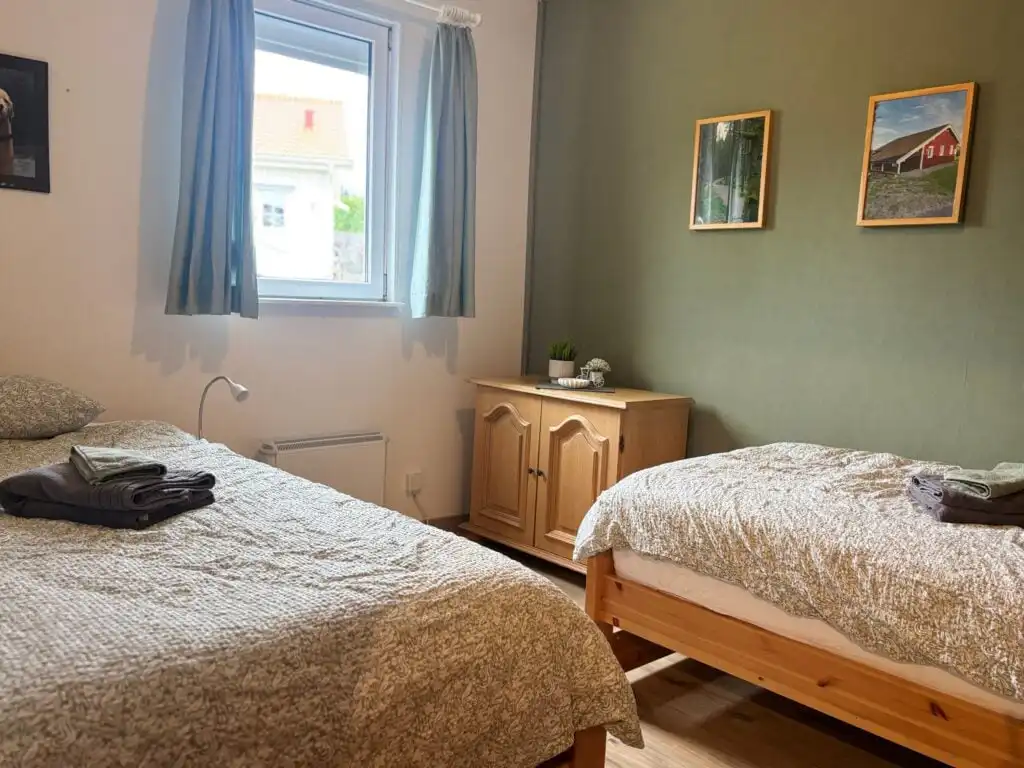Schlafzimmer mit zwei Einzelbetten für Familien oder Freunde