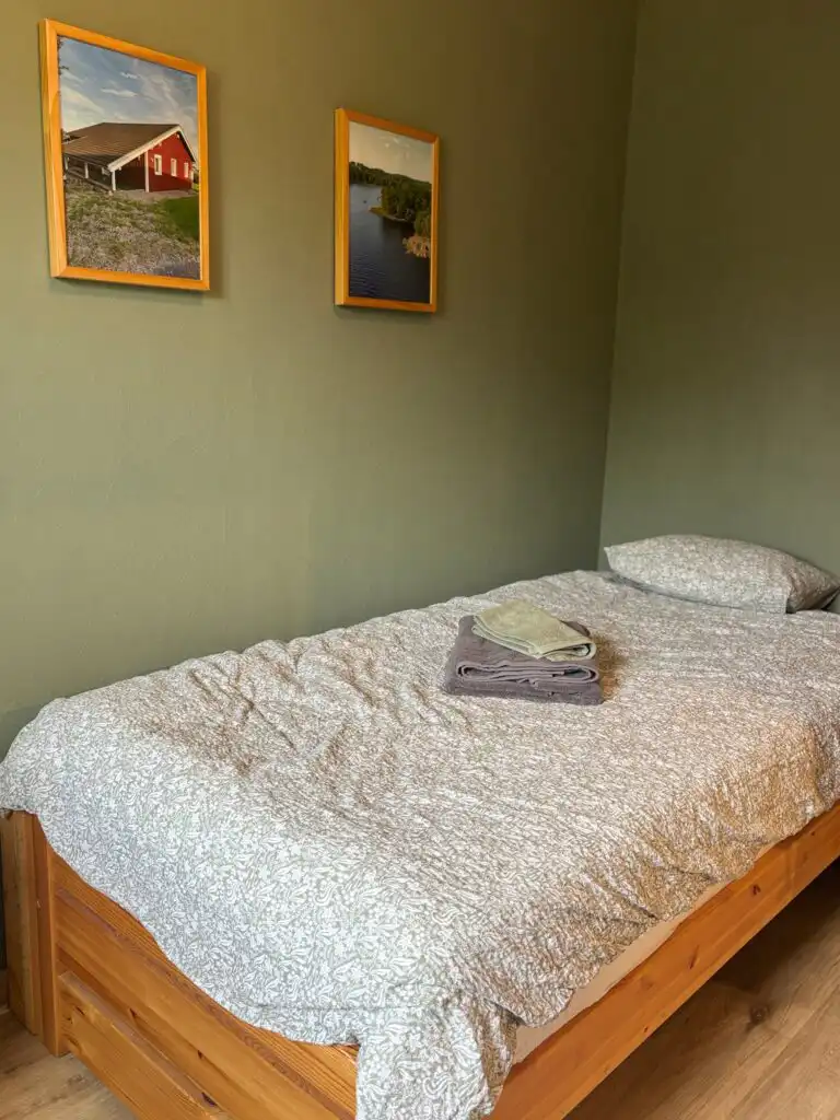 Schlafzimmer mit Einzelbett im Ferienhaus