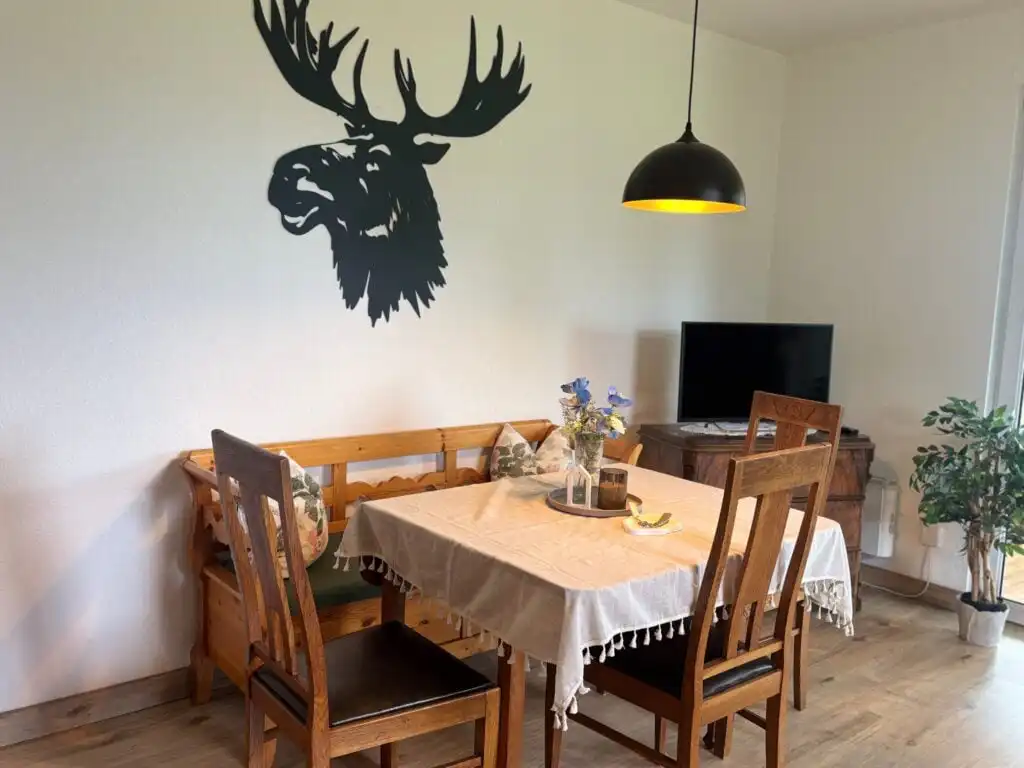 Essbereich mit rustikalem Holztisch und schwedischem Charme