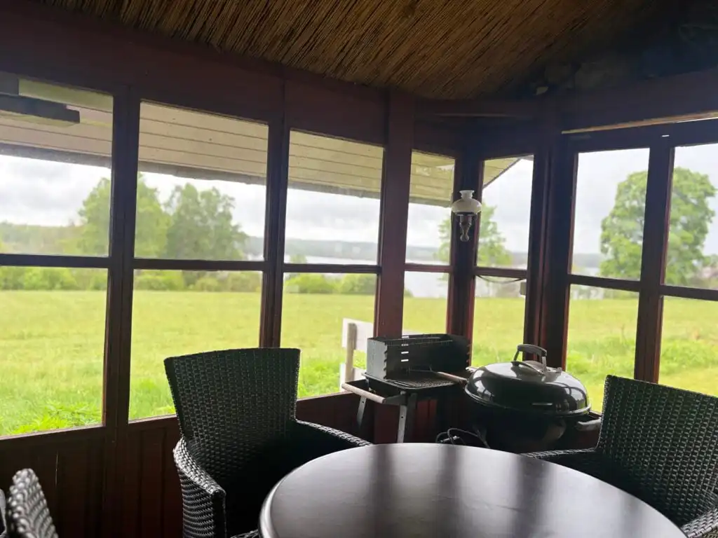 Außenansicht des roten Ferienhauses in ruhiger Lage