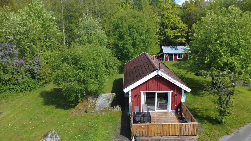 Terrasse mit Sitzgelegenheiten am Hus Rusken
