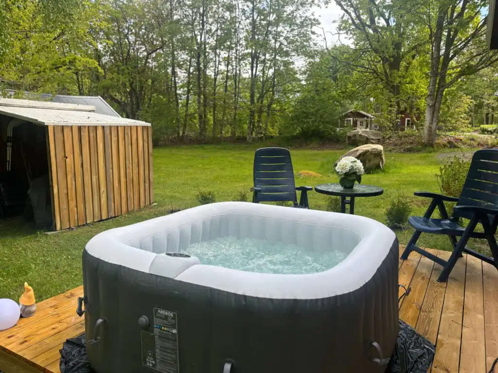 Whirlpool und Sitzbereich im gepflegten Garten