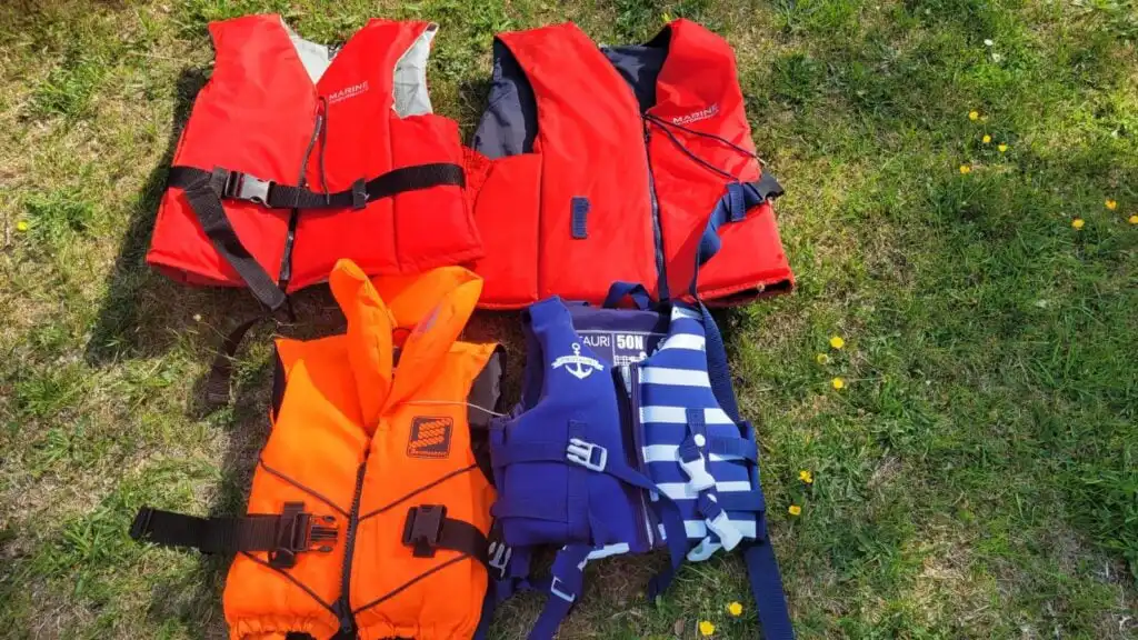 Schwimmwesten für Kinder und Erwachsene