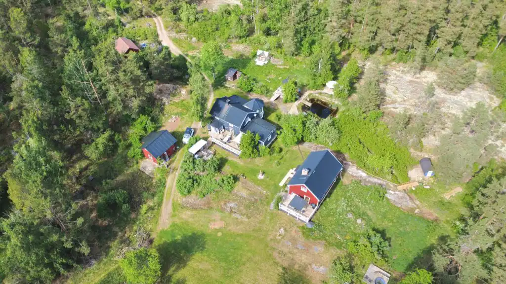 Luftaufnahme des großen Naturgrundstücks von Villa Clara