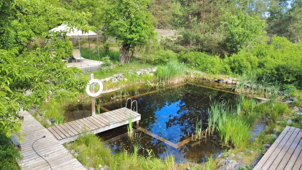 Privater Schwimmteich bei Villa Clara in Småland