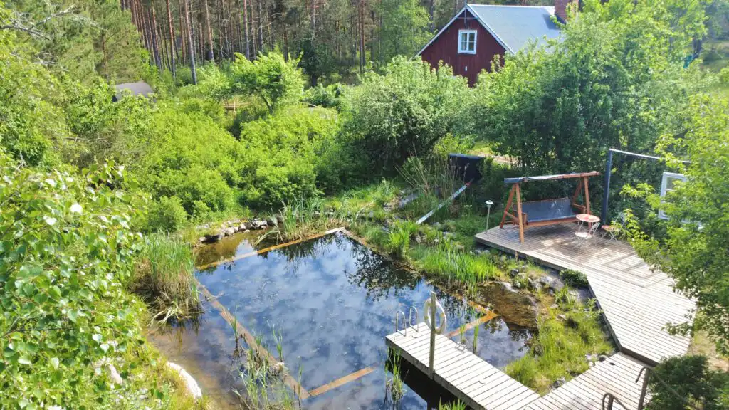 Schwimmteich mit Terrasse und Naturgarten an der Villa Clara