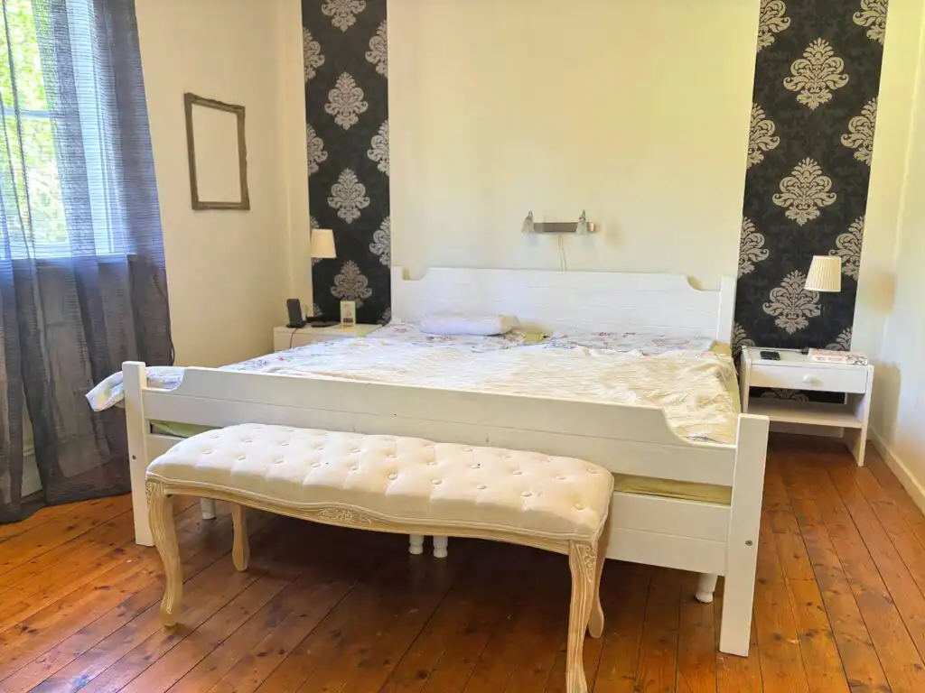 Schlafzimmer mit Doppelbett in der Villa Clara